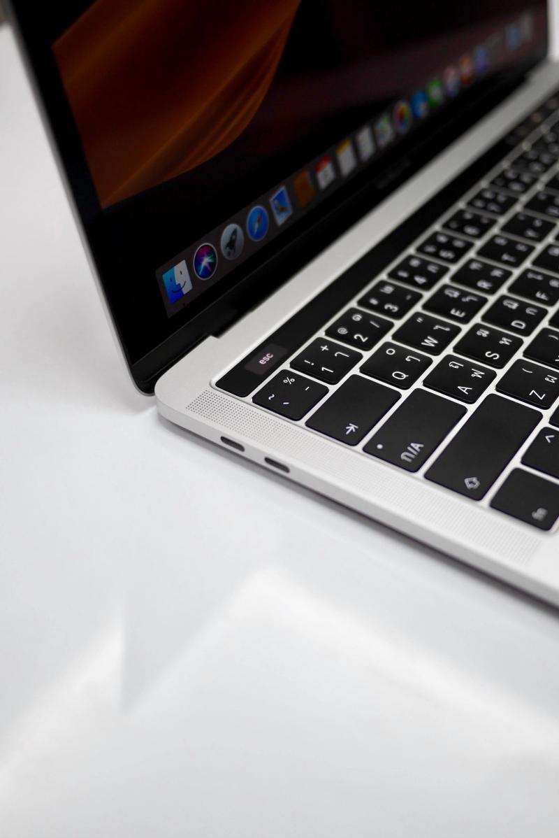 MacBook Pro 13.3インチ Touch Barシルバー 2018 MacBook Pro 2018 13